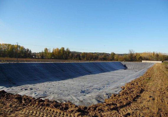 Étanchéité d'une retenue collinaire afin de stocker l'eau d'irrigation pour les besoins d'un arboriculteur.
étanchéité - retenue collinaire - irrigation - arboriculture - maraîchage -