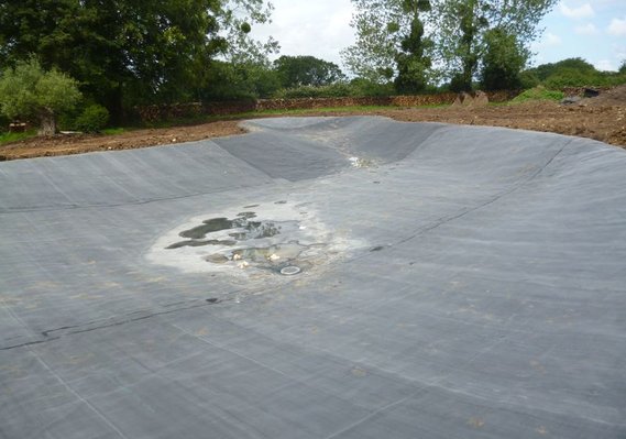 La facilité de pose de la géomembrane EPDM permet l'étanchéité de bassin ovoïde