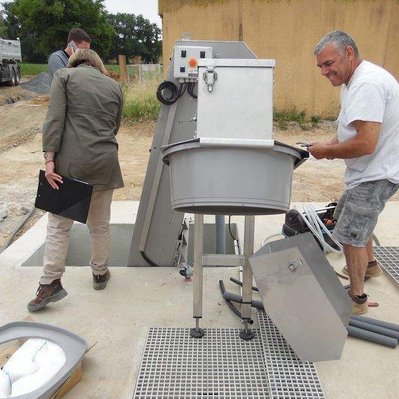pose du dégrilleur automatique d'une station par filtre planté