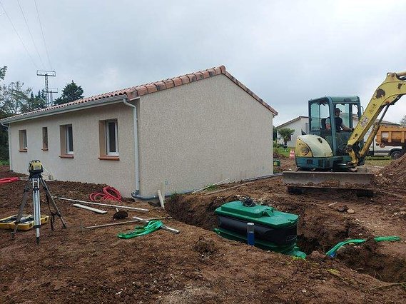 Pose d'une microstation pour l'assainissement d'une maison France Confort