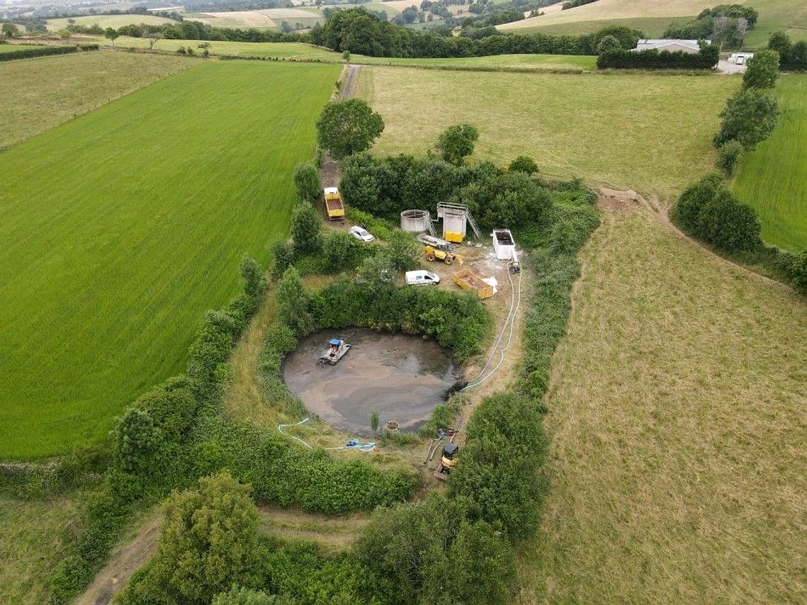 Vue satellite de l'opération de curage et d'hygiénisation des boues de lagunage 