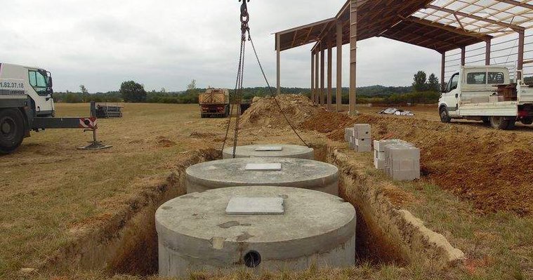 pose des cuves de traitement des eaux blanches d'une fromagerie