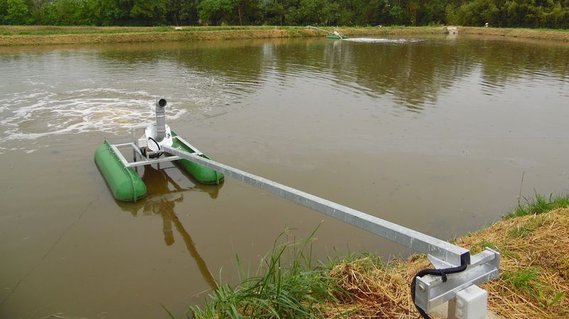Pose d'aérateur de surface pour améliorer le traitement de la lagune.