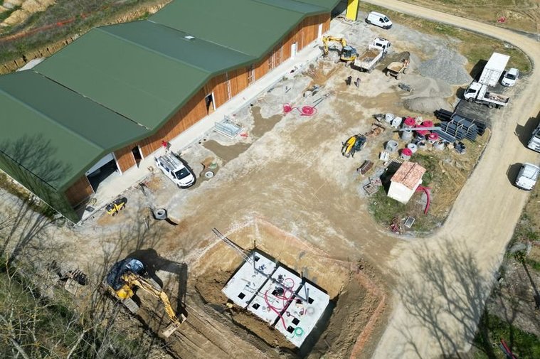 Vue aérienne de l'atelier agroalimentaire et de son assainissement - microstation SBR