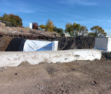les galeries sont recouvertes d'une dernière couche de géotextile 700 gr/M2 avant recouvrement.