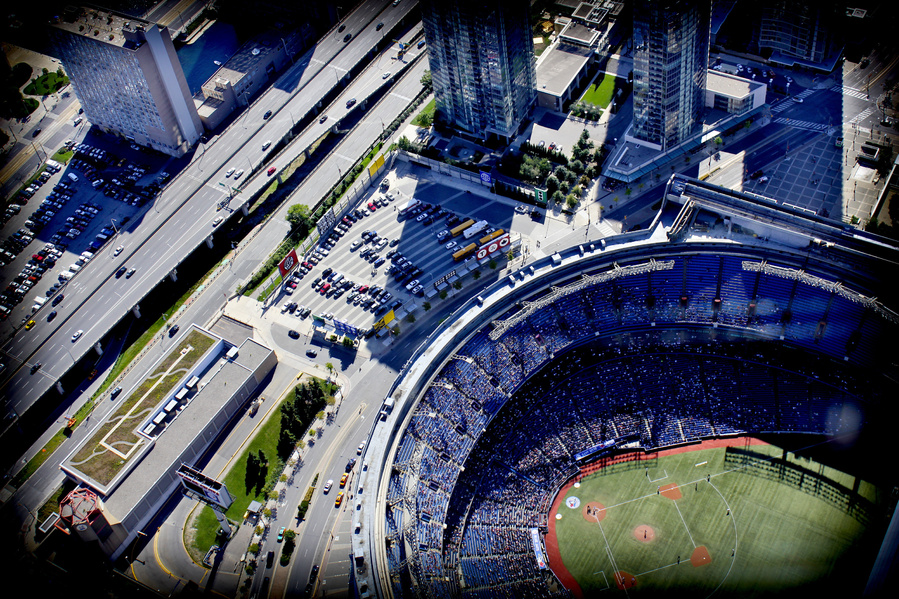 Tout en haut de la CN tower, où l'on entend le son du match de football américain.
Marie Maireville.