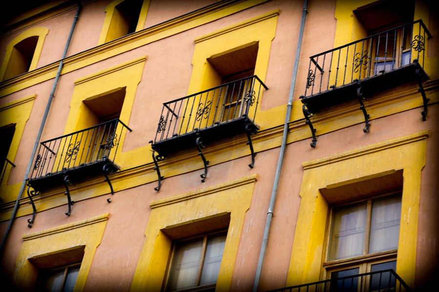 Les balcons du conservatoire de danse desquels on entendait là les sons des castagnettes. Murcia. Espagne.
Photographe reportages et portraits.
Marie Maireville.
