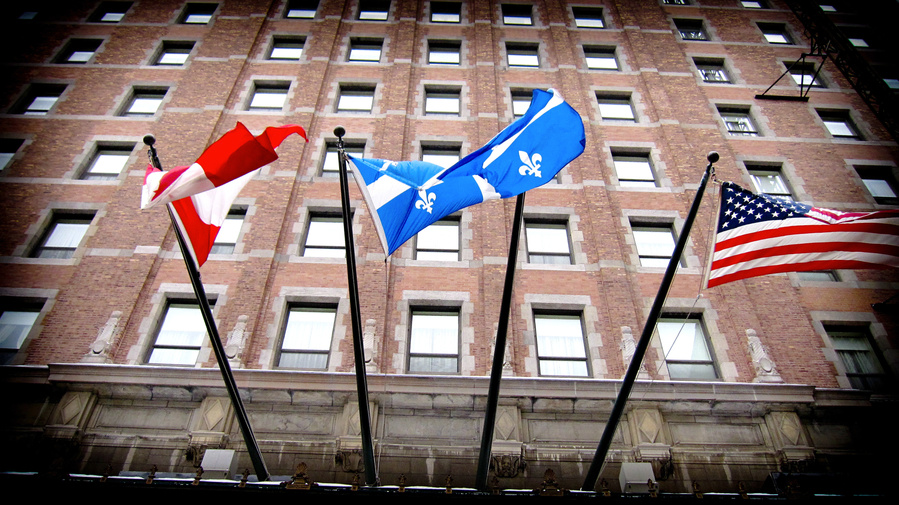 Les drapeaux oscillent au vent.
Marie Maireville.