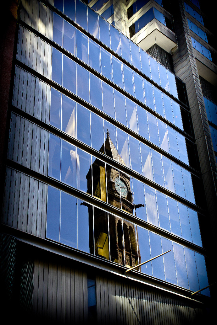 Le contraste entre modernité et horloge du passé. Toronto. Canada.
Photographe reportages et portraits Marie Maireville.