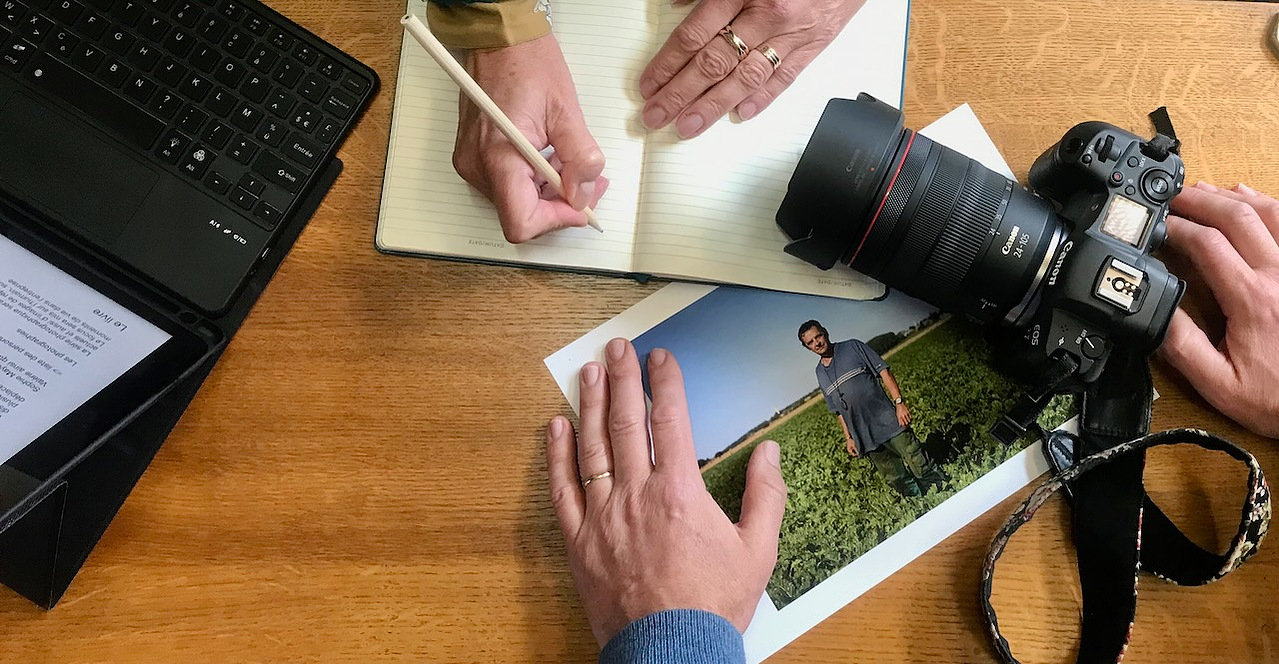 Sophie est auteure et rédige. Laurent est photographe. Leurs 2 compétences leur permettent de réaliser des documentaires.