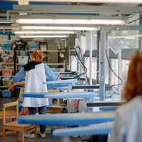 Atelier de repassage permettant aux femmes victimes de violences conjugales de travailler