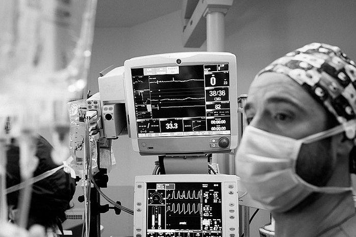 Prélèvement d'organes dont le coeur sur une personne en état de mort cérébrale.