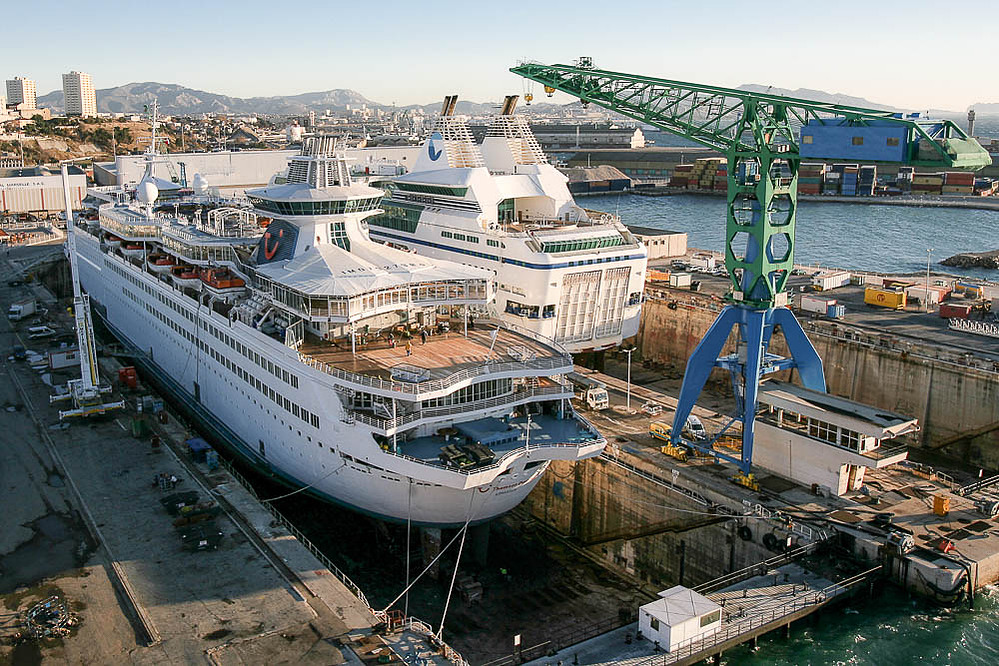Chantier de Réparation Naval de Marseille ( BOLUDA) . Forme 9 du Grand Port Maritime de Marseille.