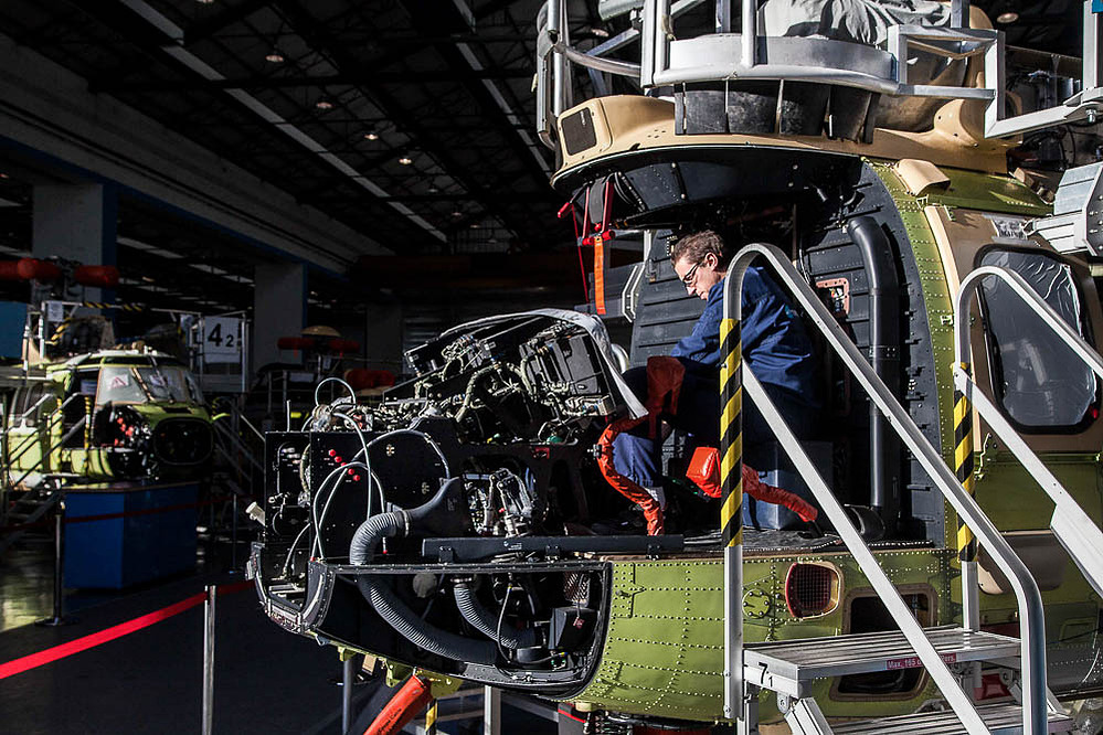 Chaîne de montage hélicoptère lourd AS332 Super Puma . Airbus Helicopters. Industrie de l'Armement, Défense Nationale