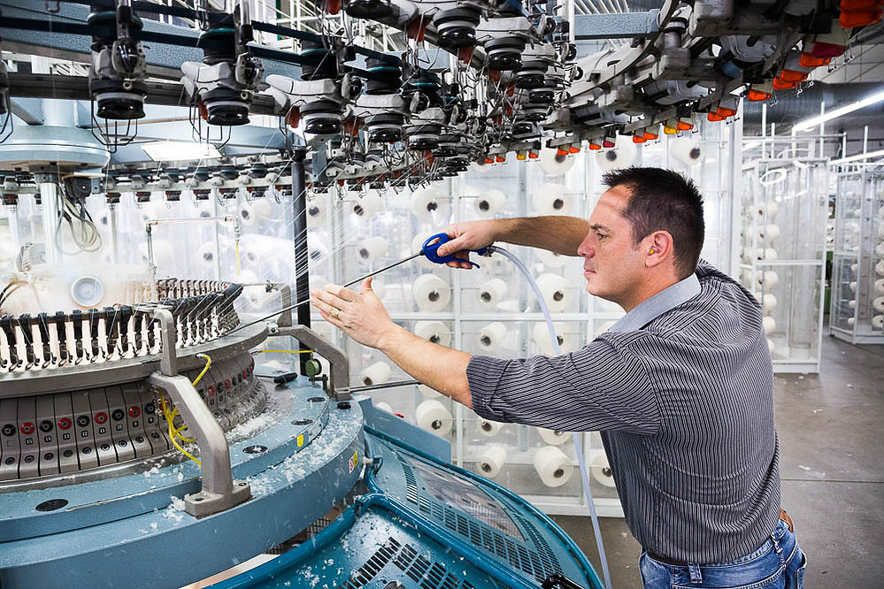 Tricoteuses. Industrie de l'habillement , prêt à porter, confection