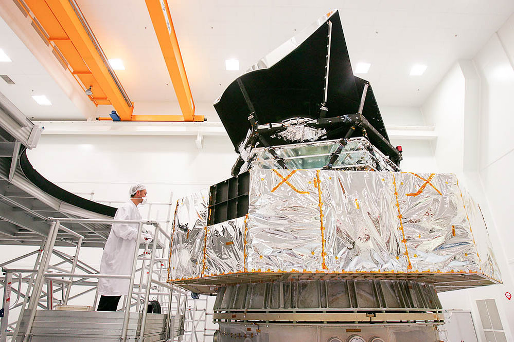 Fabrication de satellite. Satellite Meteosat. Industrie Aérospatiale