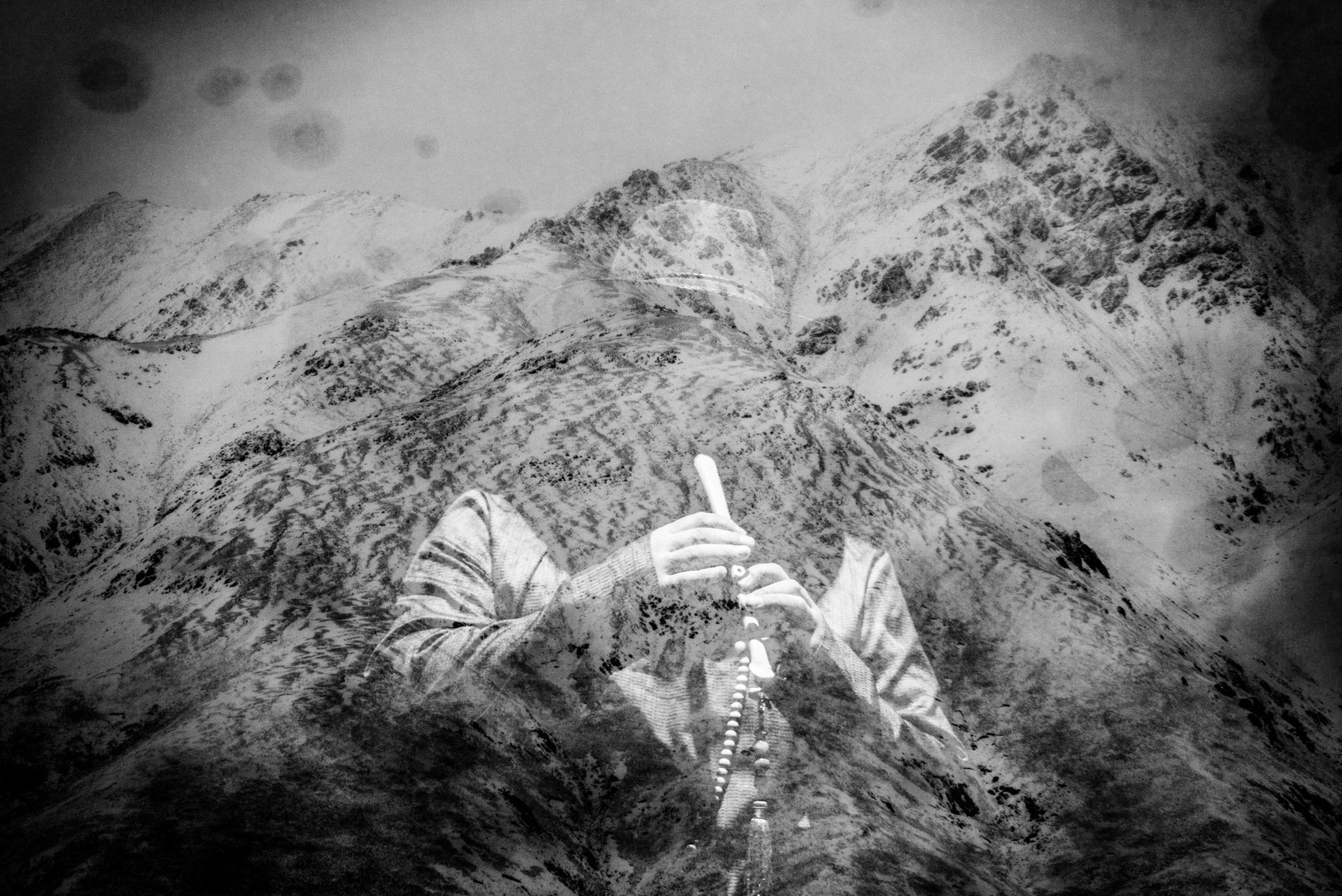 This series of pictures is the result of the collaboration between Chinese Tibetan choreographer Laba Zhaxi and Laurent Hou. The collaboration included a road trip in Qinghai (from Qilian’s mountains to Qinghai lake).