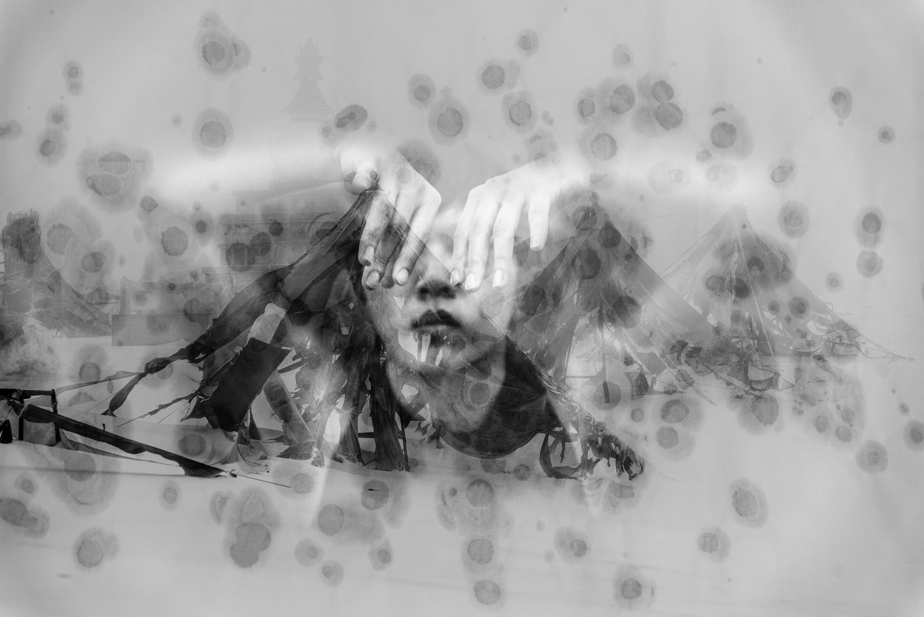 This series of pictures is the result of the collaboration between Chinese Tibetan choreographer Laba Zhaxi and Laurent Hou. The collaboration included a road trip in Qinghai (from Qilian’s mountains to Qinghai lake).