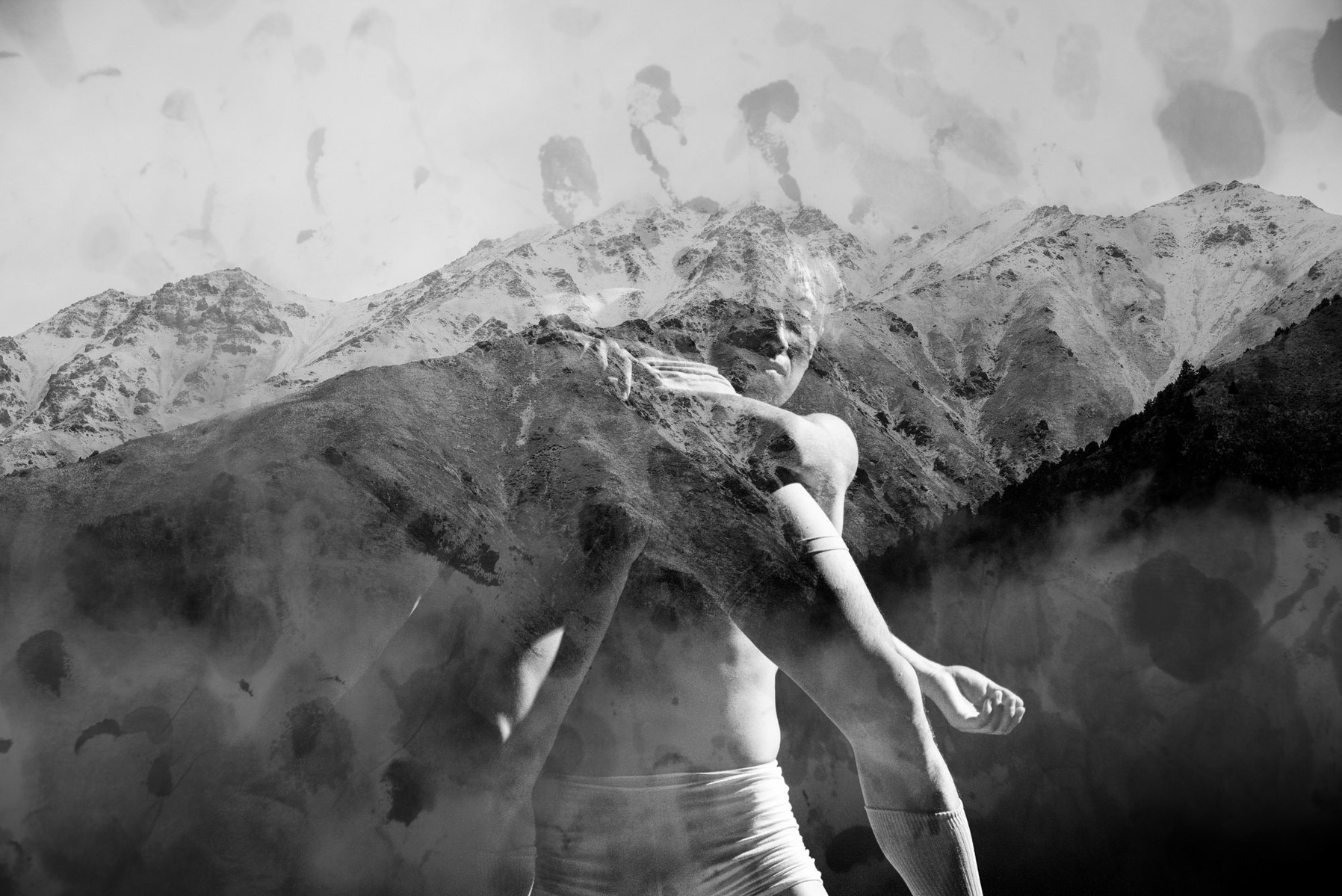 This series of pictures is the result of the collaboration between Chinese Tibetan choreographer Laba Zhaxi and Laurent Hou. The collaboration included a road trip in Qinghai (from Qilian’s mountains to Qinghai lake).
