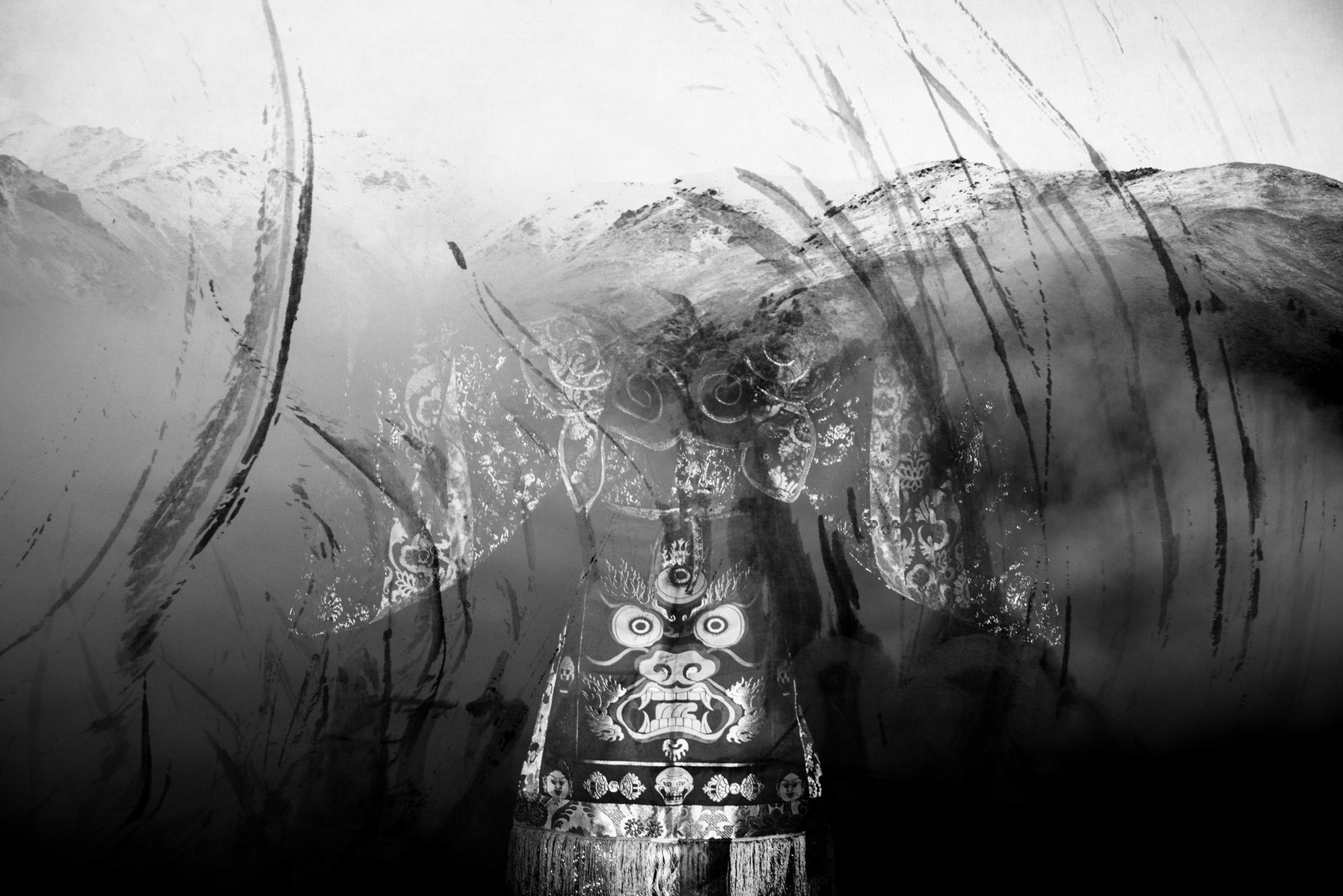 This series of pictures is the result of the collaboration between Chinese Tibetan choreographer Laba Zhaxi and Laurent Hou. The collaboration included a road trip in Qinghai (from Qilian’s mountains to Qinghai lake).