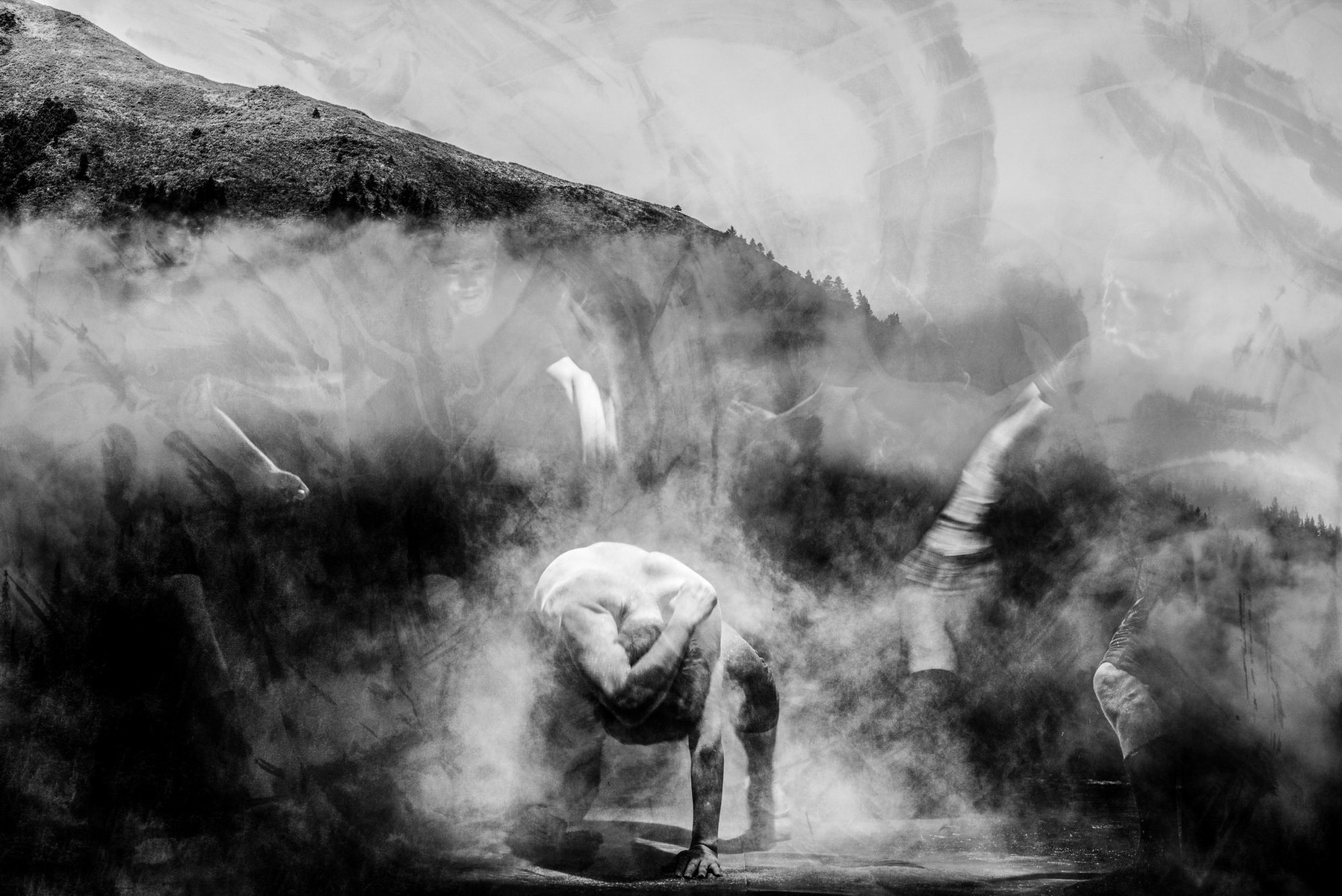 This series of pictures is the result of the collaboration between Chinese Tibetan choreographer Laba Zhaxi and Laurent Hou. The collaboration included a road trip in Qinghai (from Qilian’s mountains to Qinghai lake).
