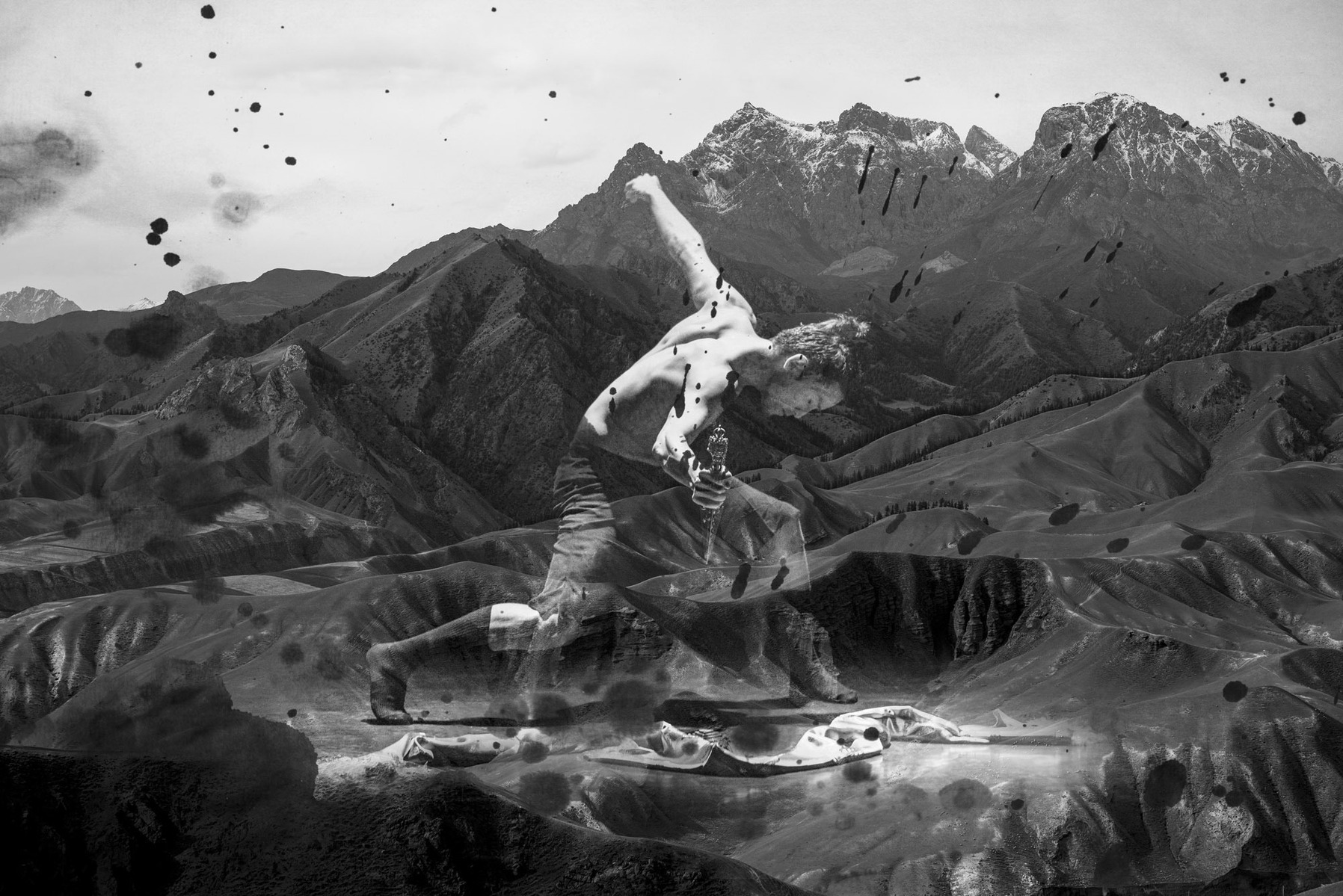 This series of pictures is the result of the collaboration between Chinese Tibetan choreographer Laba Zhaxi and Laurent Hou. The collaboration included a road trip in Qinghai (from Qilian’s mountains to Qinghai lake).