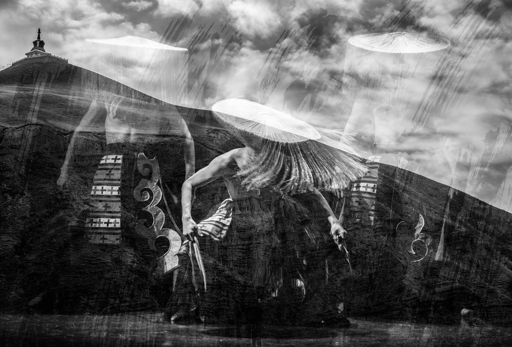 This series of pictures is the result of the collaboration between Chinese Tibetan choreographer Laba Zhaxi and Laurent Hou. The collaboration included a road trip in Qinghai (from Qilian’s mountains to Qinghai lake).