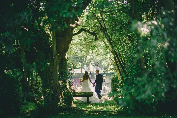 pareja de novios paseando en el bosque
