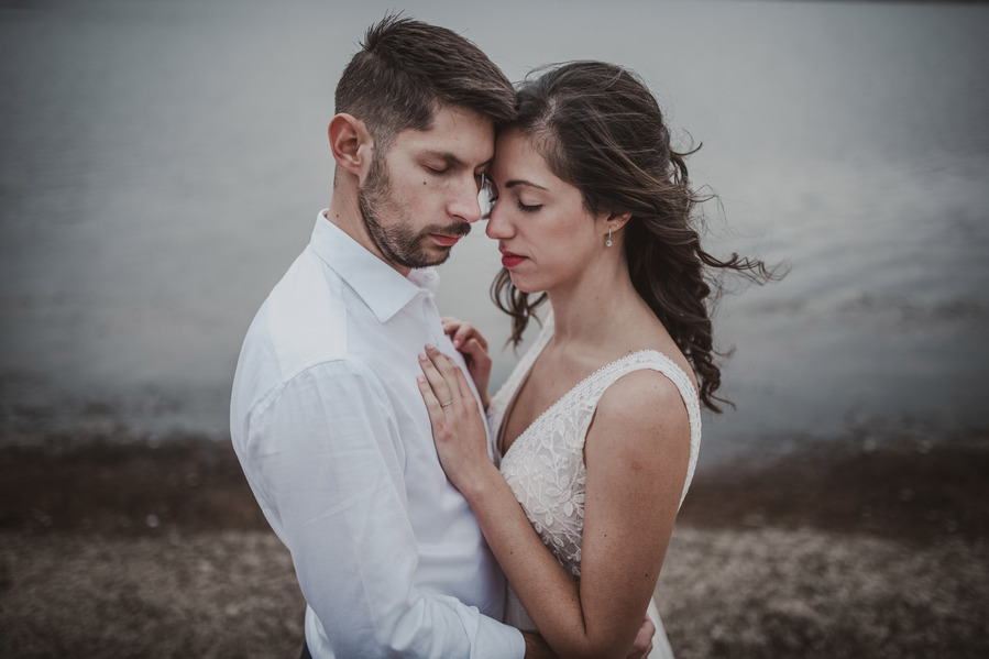un a pareja se abraza en un lago