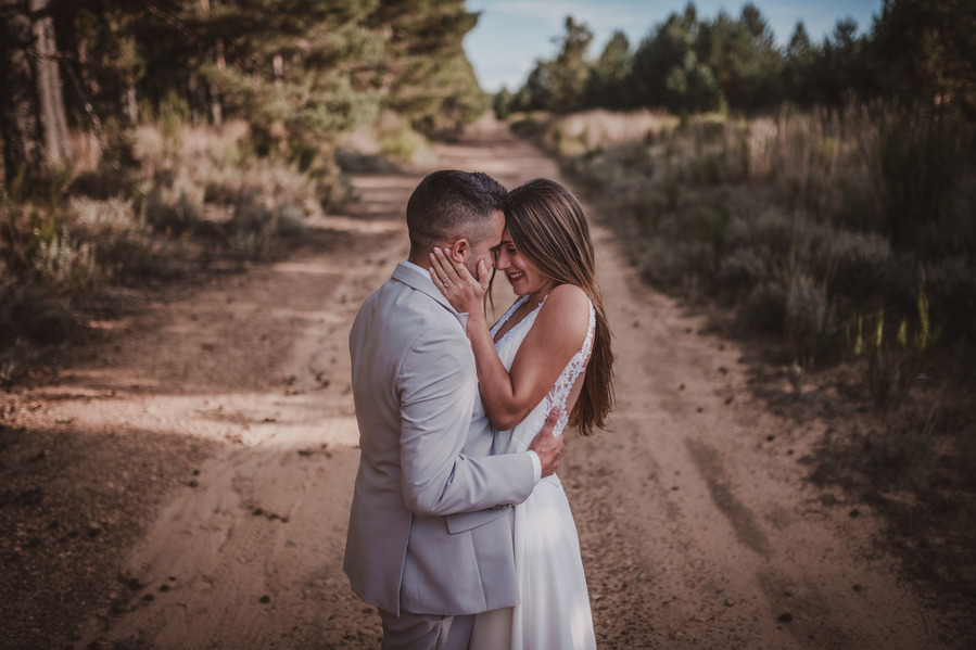 una pareja mirandose y abrazados en un camino