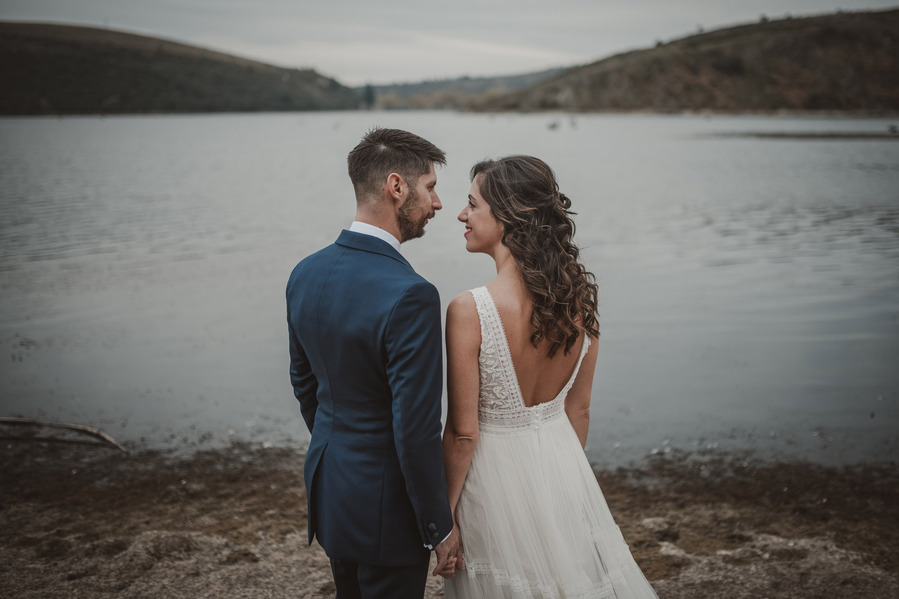 pareja de novios con un lago detrás