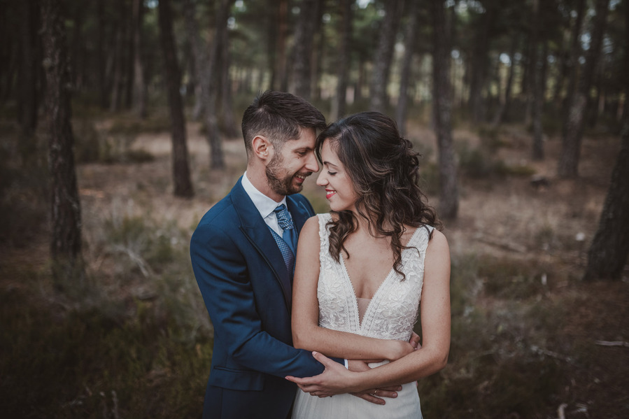 hombre abraza a su mujer en un bosque