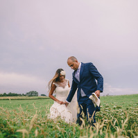 pareja de novios caminando en el campo