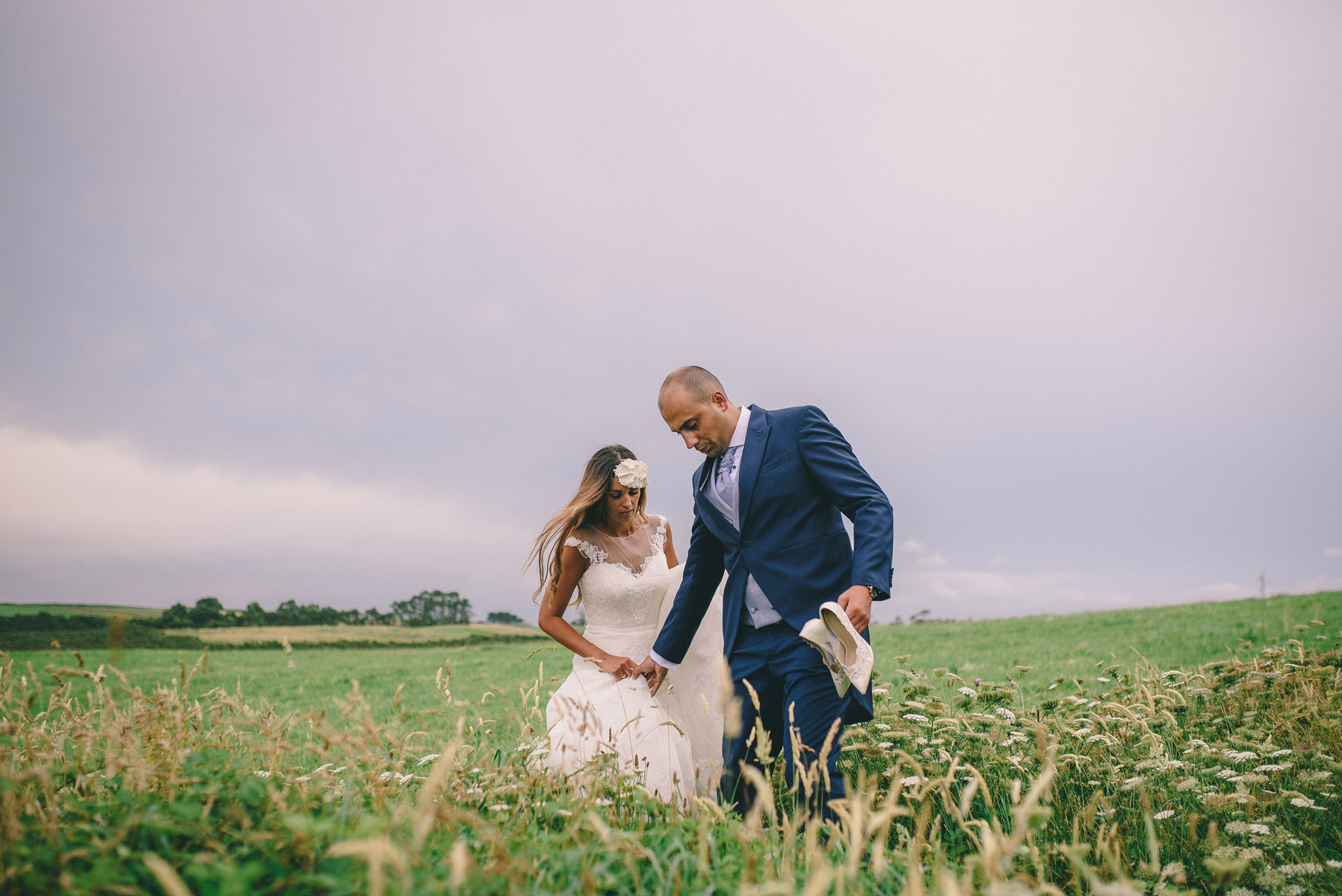 pareja de novios caminando en el campo