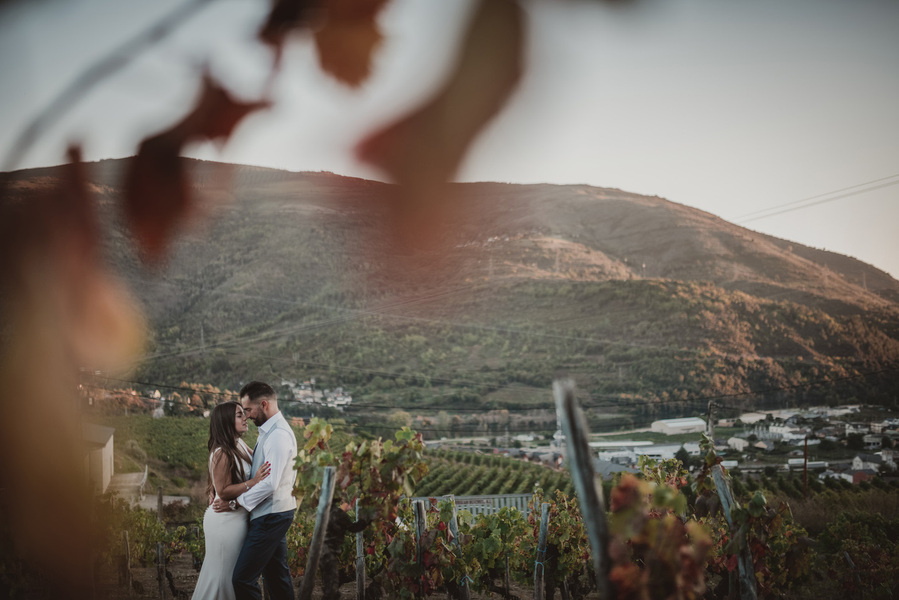 pareja de novios abrazados en un viñedo