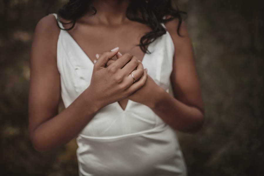 detalle de las manos de una novia y el anillo de boda