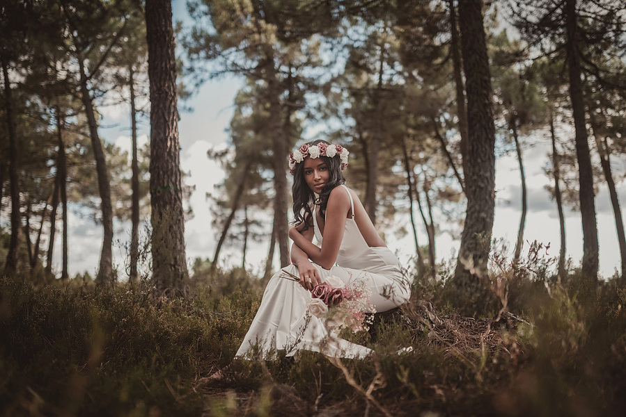 retrato de una novia sentada en un bosque