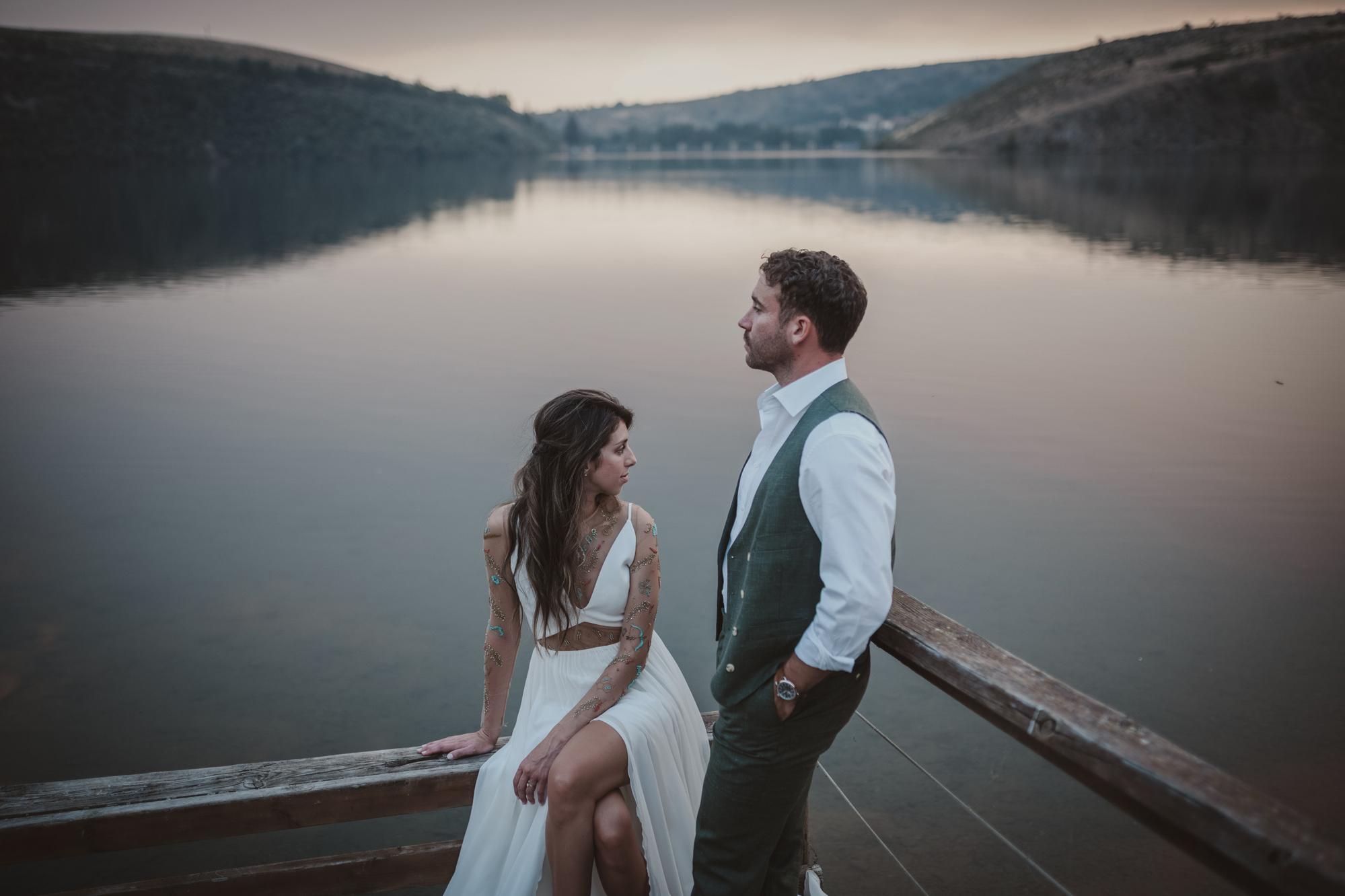 pareja de novios en un lago
