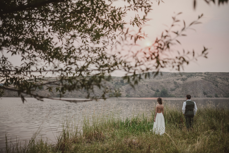 pareja de novios mirando un lago