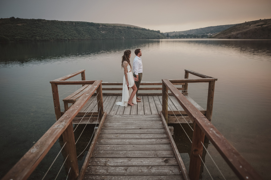 pareja en un embarcadero en un lago