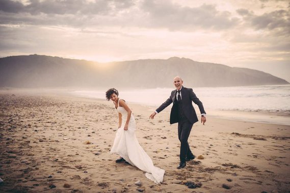 novios paseando en la playa