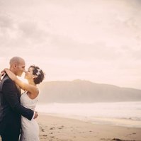 pareja de novios abrazados en la playa