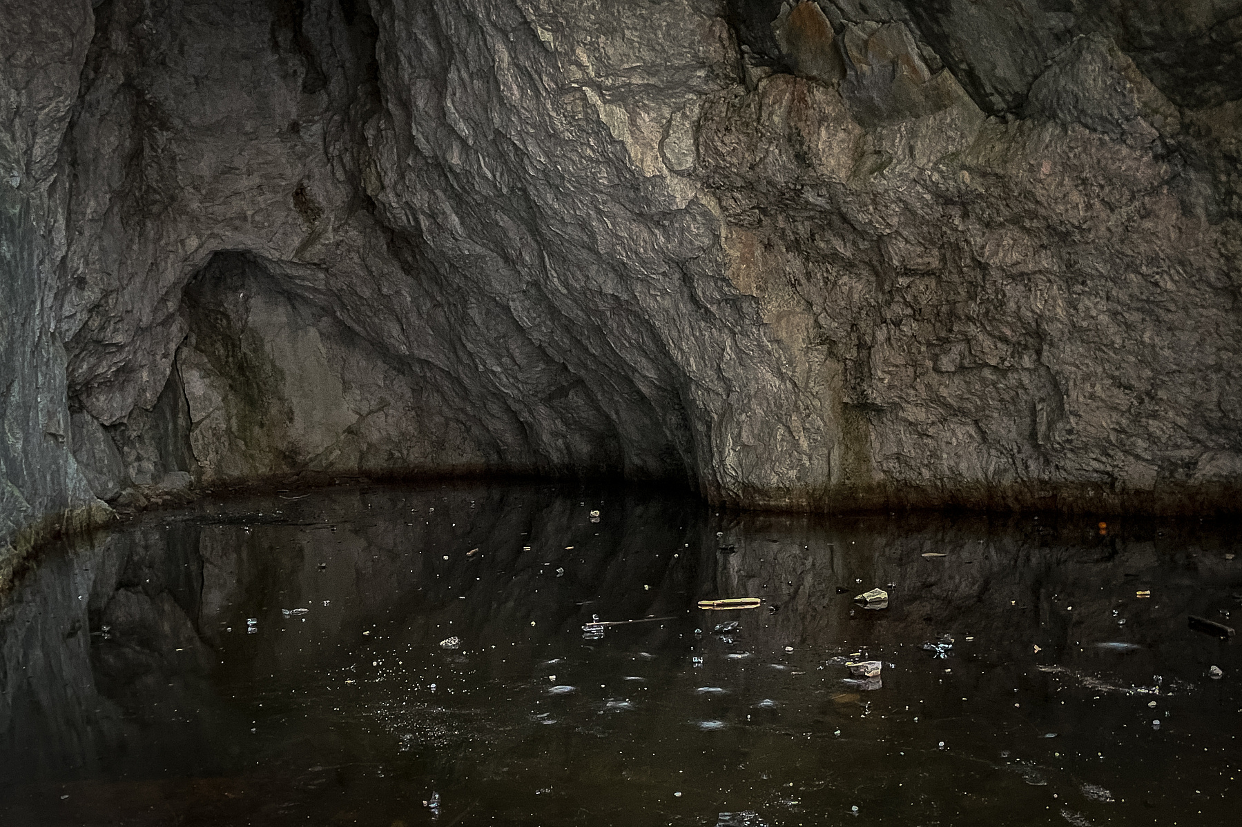 A small lake inside. Photo: Ulrik.