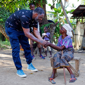 ​Idris Elba interacts with elderly local lady.
UN Goodwill Ambassadors for IFAD - Idris and Sabrina Elba visit Maboikandoh, Sierra Leone. 
