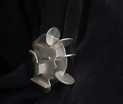 I adjusted the mask of the four-star pile slightly. Instead of imitating the same facial features with ancient masks, and used the inspiration brought by NaumGabo's constructivism to allow me to focus on constructing the geometric forms of sculptures.