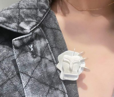 Various intersections. The whole part of the brooch is made of silver. In order to look concise, I kept polishing and cleaning and finally made it into a matte texture with Sandblaster. The brooch I designed contains two layers.
