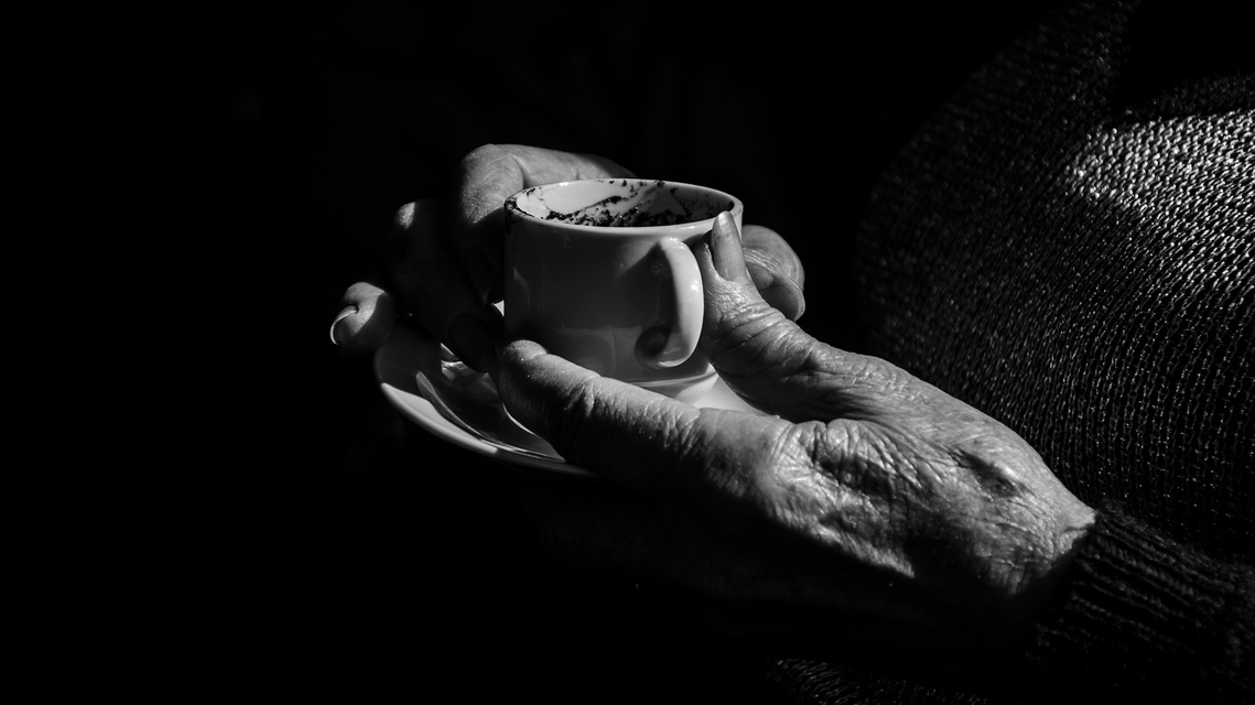 Untitled 5, still from the reading with the readers hands around the cup.