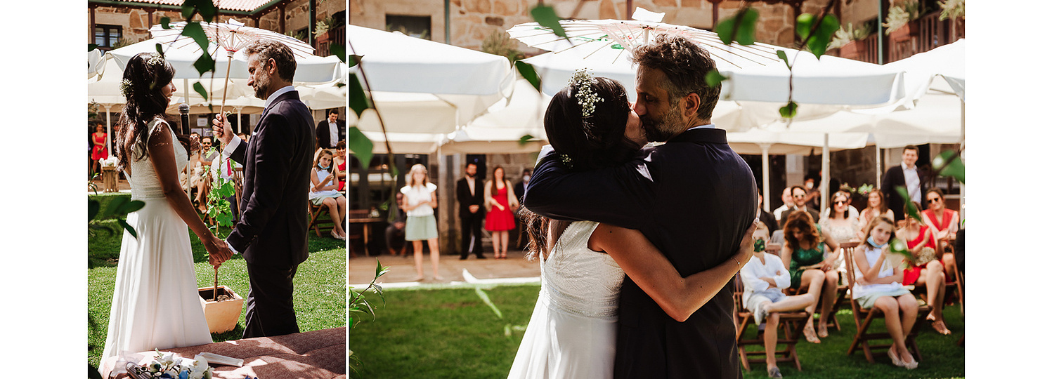 Novios cogidos de la mano durante la ceremonia civil al aire libre. Votos de boda
