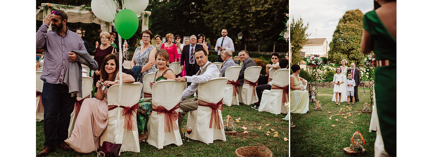Invitados en boda al aire libre viendo la llegada de la novia con el padre  en Castro do Balneario