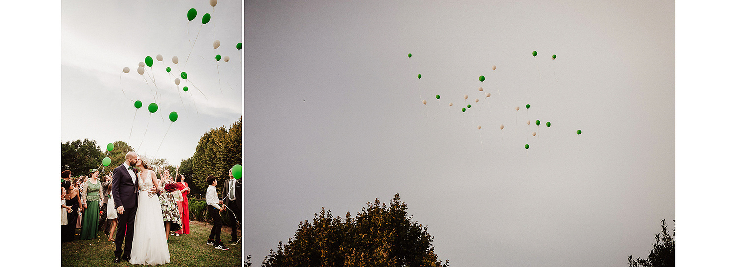 Globos con helio volando en el aire despues de la ceremonia de boda